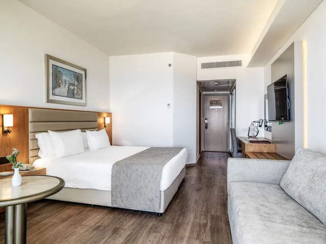 Room, 1 Queen and 2 Bunk Beds, Sea Front, Marina View، St Raphael Resort and Marina 2/10