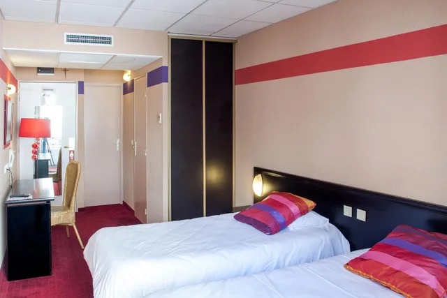 Room, Double or Twin Bed, Hotel Saint Sauveur 2/10