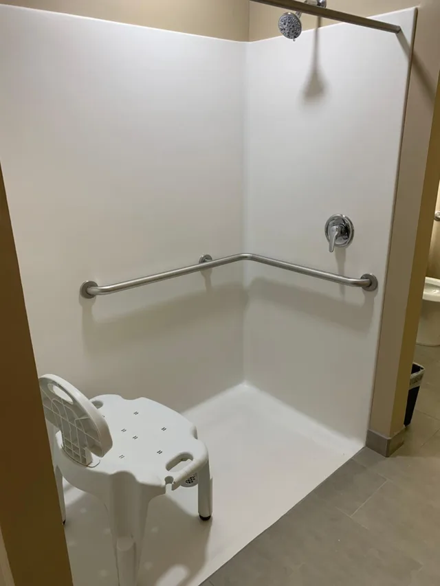 غرفة بسريرين كوين بحوض استحمام لذوي الإعاقة، Super 8 by Wyndham Joliet 1/1