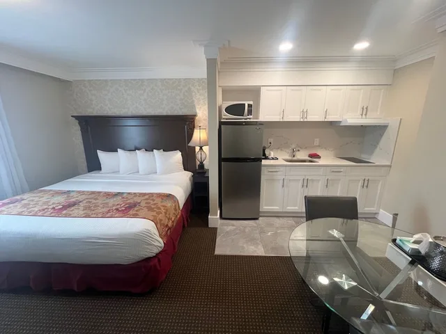 غرفة بسرير كينج بمطبخ، Arbutus Inn 2/7