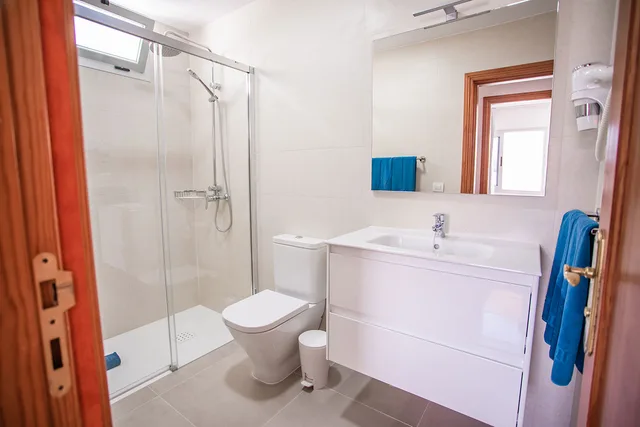 غرفة كلاسيكية بسرير مزدوج بشرفة بإطلالة جزئية على البحر، Servatur Montebello Apartments 2/3
