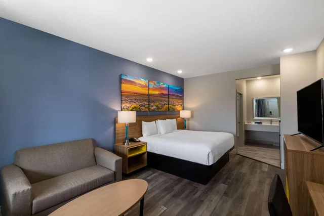 غرفة بسرير كينج، Days Inn & Suites By Wyndham Downtown/University Of Houston 1/2
