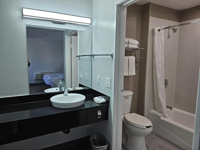 غرفة بسرير كوين، Motel6 Westminster, CA - North 5/6