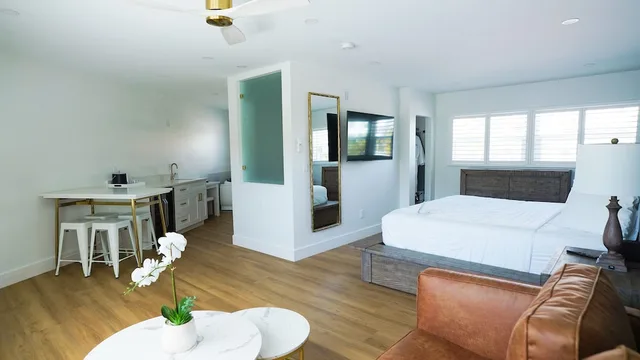 Honeymoon, Cabana, Suite, King Bed, Hot Tub، Ivory Sands Beach Suites 1/2