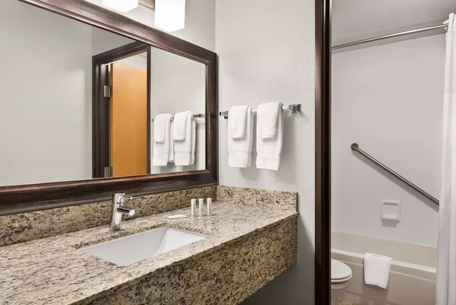 غرفة بسرير كينج، Americinn By Wyndham Bemidji 7/10
