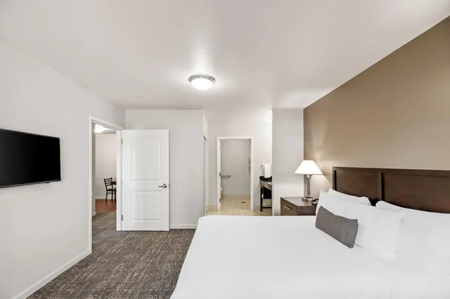 Suite, Queen Bed, Kitchen, Accessible, Ledgestone Hotel 1/3