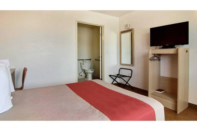Room, King Bed, Motel6 Fort Stockton, TX 5/7