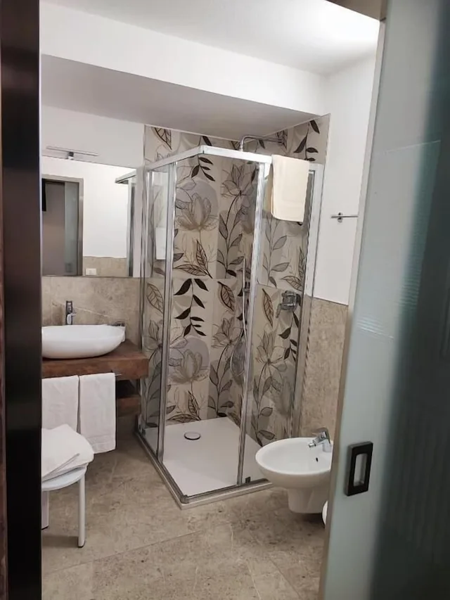 غرفة أساسية بسرير كوين في الطابق الأرضي، Hotel Augusta 6/6