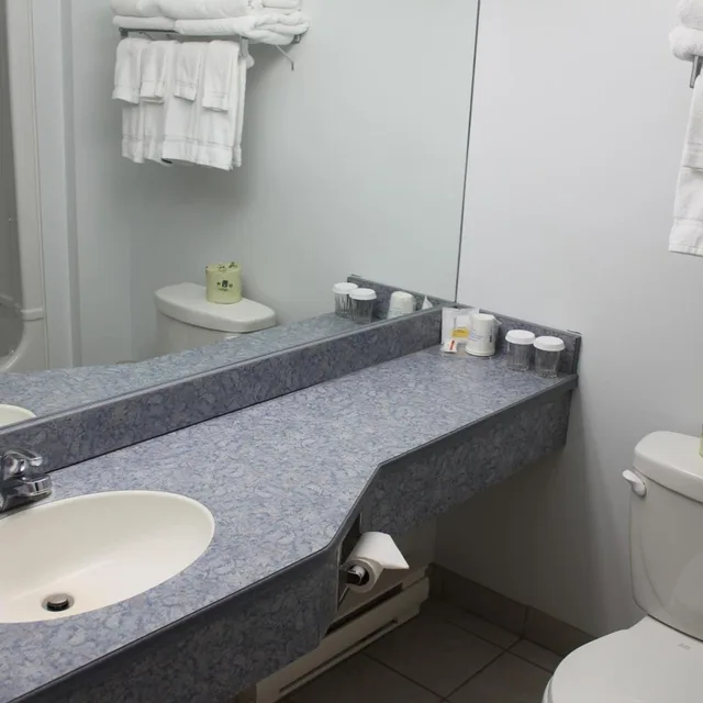 غرفة بسرير كينج وسريرين كوين في طابق مرتفع، Days Inn by Wyndham Edmundston 7/9