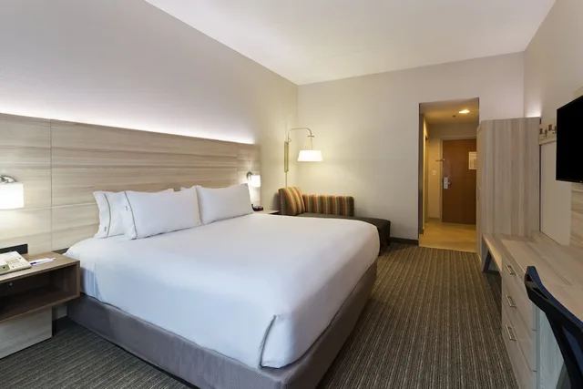 غرفة قياسية بسرير كينج لذوي الإعاقة، Holiday Inn Express & Suites Tavares - Leesburg, an IHG Hotel 1/1
