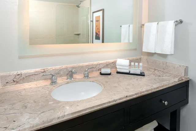 جناح بسرير كينج بغرفتين مع أريكة، Embassy Suites By Hilton Dallas Park Central Area 2/3