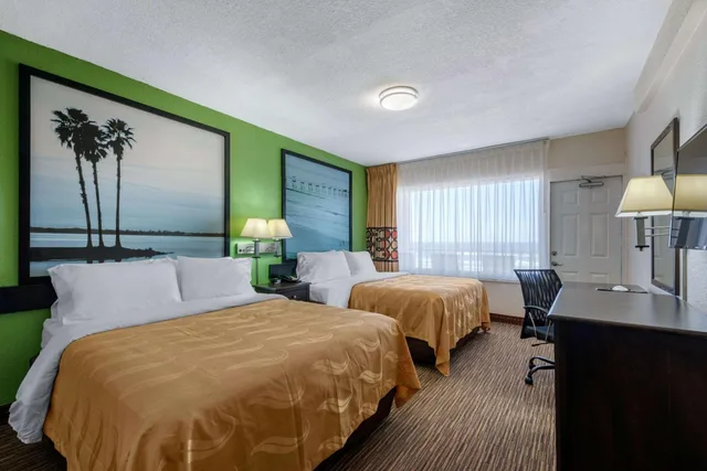 غرفة بسرير كينج وسريرين كوين بإطلالة على البحر، Quality Inn Daytona Beach Oceanfront 2/6