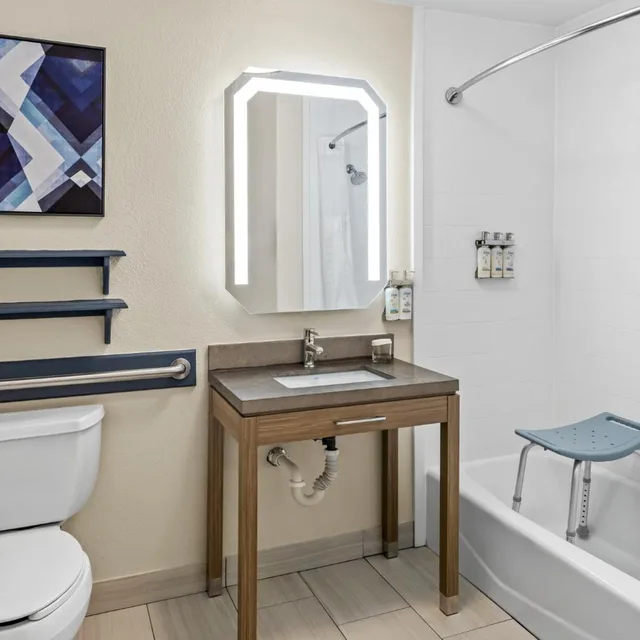 Room, 2 Double Beds, Bathtub, Accessible, Candlewood Suites Victoria 4/4