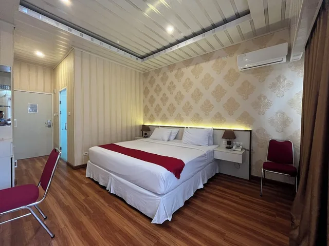 Superior, Queen Bed, Grand Tamaro Hotel Parapat 6/8