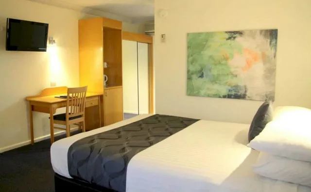 غرفة تنفيذية بسرير كوين، West End Motor Lodge 5/10