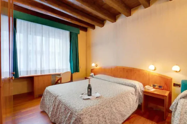 Standard Twin, Hotel Corot 5/10