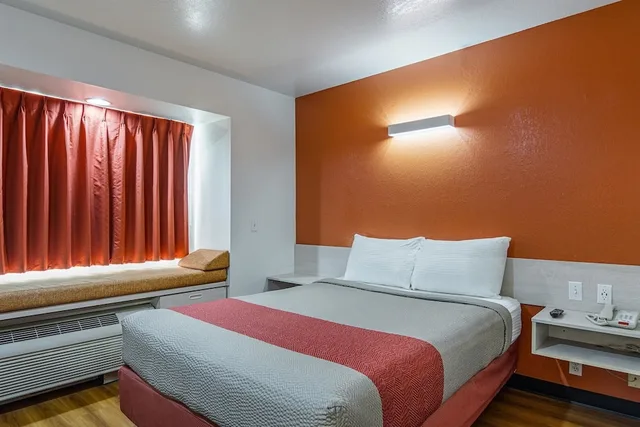 غرفة قياسية بسرير كوين لذوي الإعاقة، Motel6 McAlester, OK 4/5