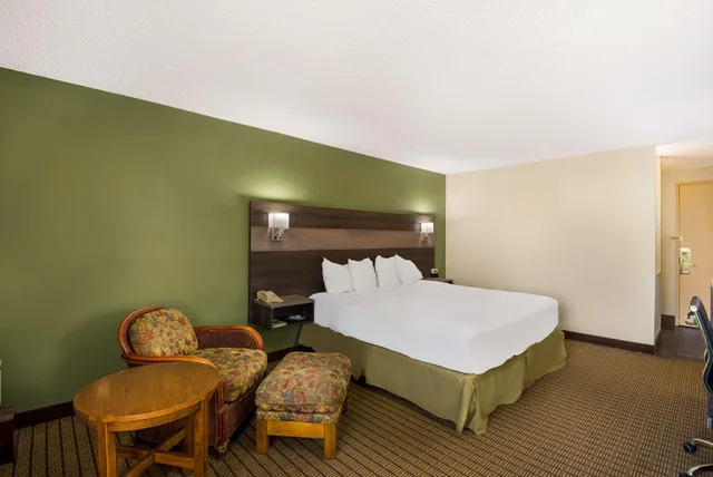 Room, King Bed, Accessible, Best Western Prairie Inn & Conference Center 3/4