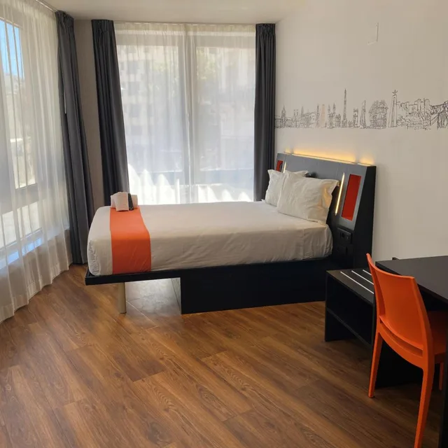 Room, Double Bed, Accessible, easyHotel Lisbon 2/5