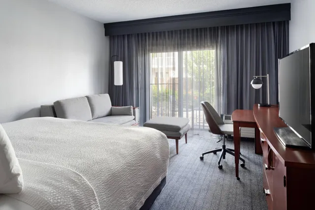 غرفة بسرير كينج بإطلالة على الفناء مع أريكة، Courtyard by Marriott West Palm Beach 2/18