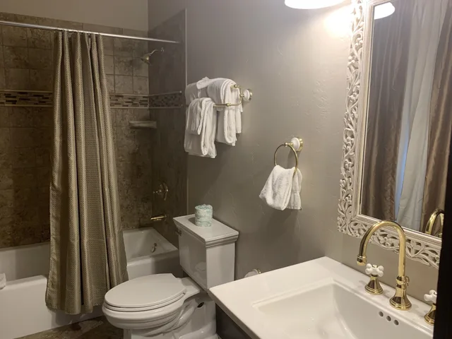 Classic, King Bed, Adult Only، Riverside Hot Springs Inn Spa 5/10