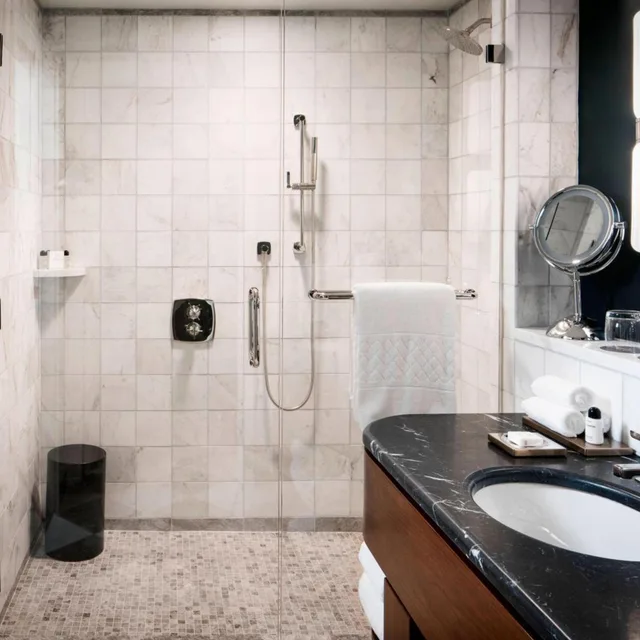 Standard, King Bed, Bathtub, Accessible, PERRY LANE HOTEL, A LUXURY COLLECTION HOTEL, SAVANNAH 5/7