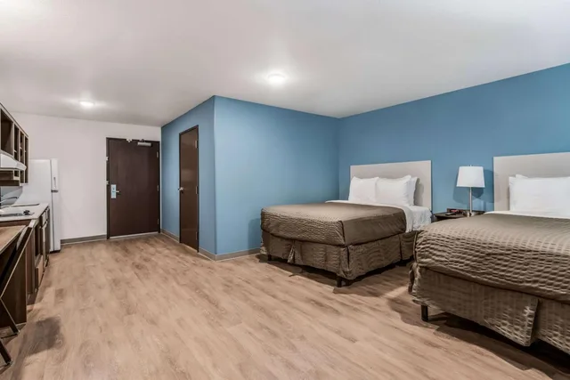 غرفة بسريرين كوين بحوض استحمام لذوي الإعاقة، WoodSpring Suites Charlotte - University Research Park 3/5