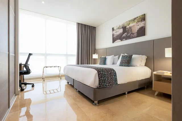 شقة ديلوكس بسريرين منفصلين وسرير كينج بإطلالة على البحر بغرفتي نوم مع أريكة، Grand Marina 5/10