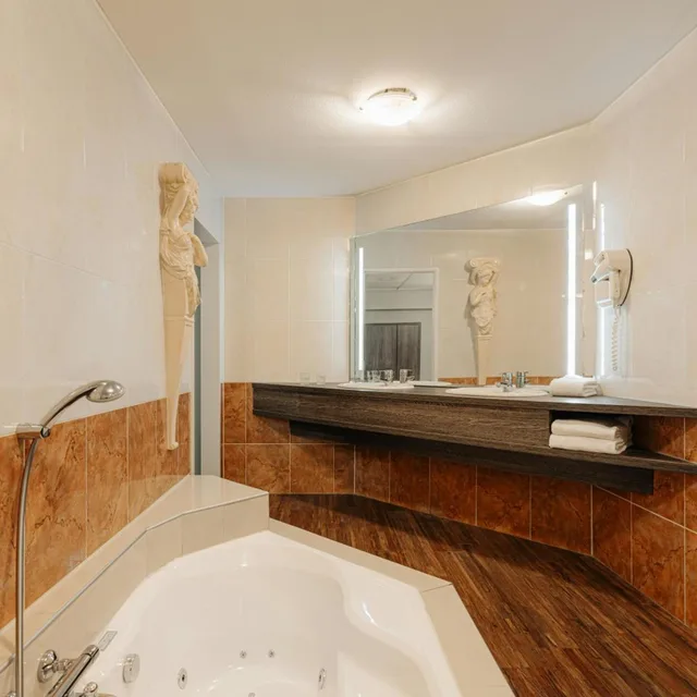 جناح بسرير كينج مع سرير إضافي، Leonardo Hotel Eindhoven City Center 4/6