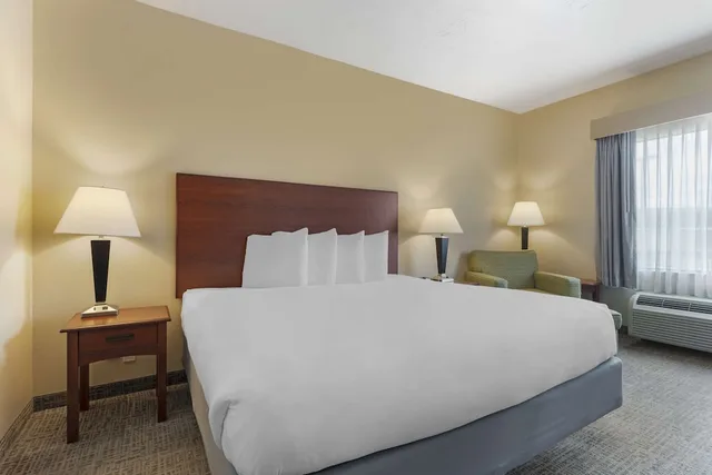 غرفة قياسية بسرير كينج بحوض جاكوزي، Best Western Franklin Town Center Hotel & Suites 1/3