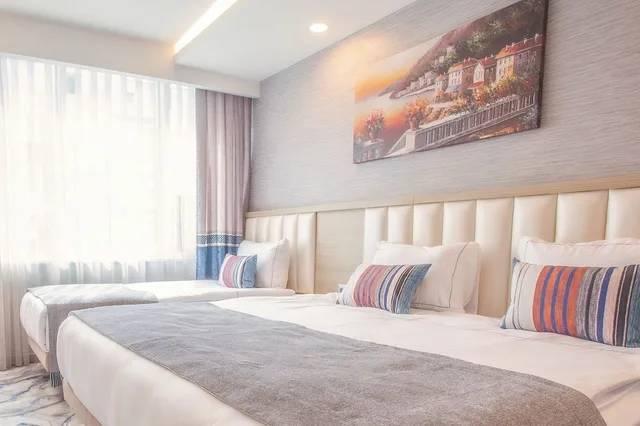 غرفة ديلوكس ثلاثية بسرير مزدوج وسرير فردي بإطلالة على المدينة، Old Town Point Hotel & Spa Antalya 3/10