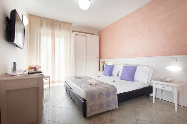 غرفة ثلاثية بسرير مزدوج وسرير فردي، Hotel Ambra 1/5