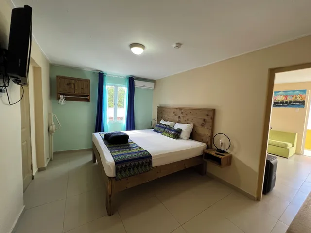 شقة ديلوكس بسرير كينج بشرفة مع أريكة، Mustique Suites Curacao 1/2