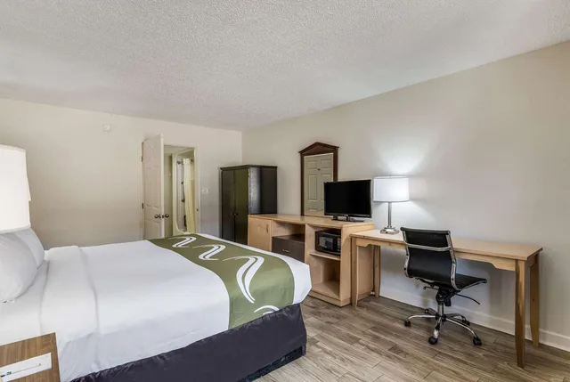 Room, King Bed, Accessible, Quality Inn and Suites Hot Springs Lake Hamilton 1/4