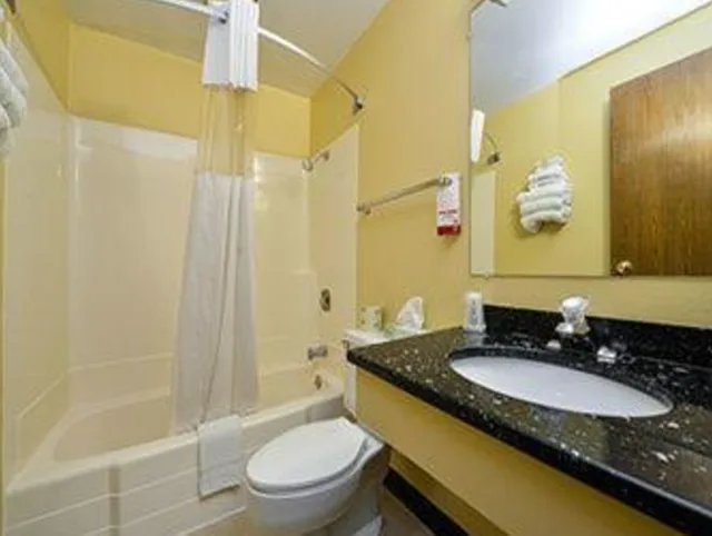 Room, 2 Queen Beds, Super 8 by Wyndham Minot Airport 2/2