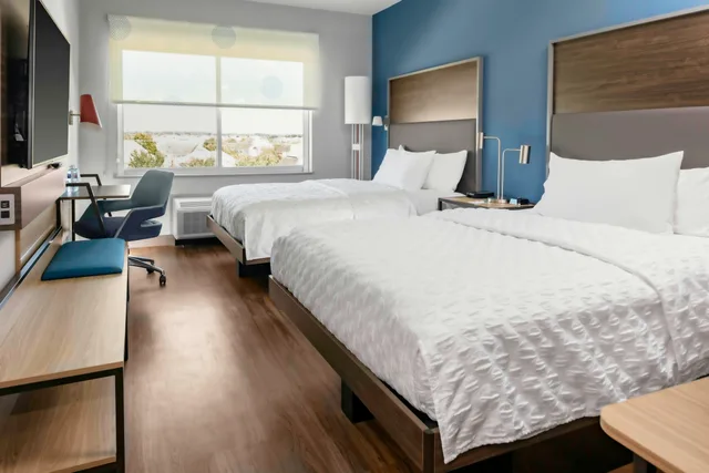 غرفة بسريرين كوين بحوض استحمام لذوي الإعاقة، Tru By Hilton Cypress Houston 2/3