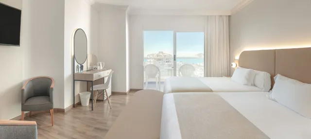 غرفة ديلوكس بسريرين مزدوجين بإطلالة على البحر بشرفة مع أريكة، Hotel RH Victoria and Spa 2/3
