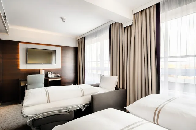 Family, Triple, 1 Double and 1 Single Bed, Premier Inn Cologne City Centre hotel 3/5
