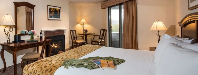 Clover, King Bed, MEADOWMERE RESORT 7/10