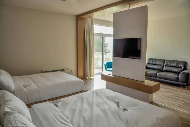 Suite, 2 Queen Beds, Golf Course View, Bathtub، La Cache Du Golf 1/3