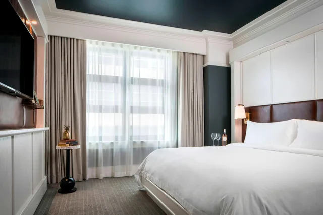 Room, King Bed, PERRY LANE HOTEL, A LUXURY COLLECTION HOTEL, SAVANNAH 1/5