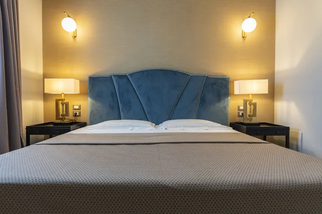 2 Bedrooms, Grand, Suite, 2 King Beds, Partial Lake View, Sofa, Sauna، Palazzo Della Scala 3/4