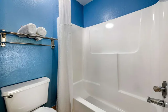 غرفة بسرير كينج، Quality Inn Sarasota North Near Lido Key Beach 4/4