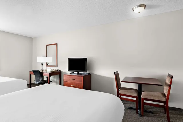 Room, 2 Queen Beds, Surestay Plus Hotel By Best Western Hardisty 2/4