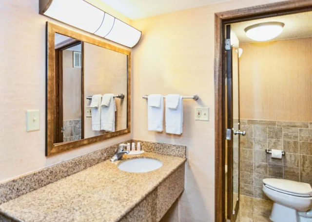 غرفة بسرير كينج مع أريكة، Days Inn by Wyndham Duluth Lakewalk 5/5