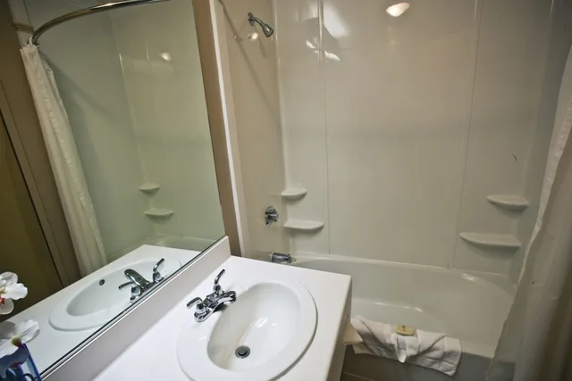 غرفة كلاسيكية بسرير كوين مع أريكة، Condos And Hotel Stoneham 2/2
