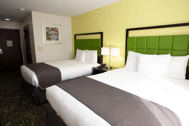 غرفة بسريرين كوين بحوض استحمام لذوي الإعاقة، La Quinta Inn Suites Salina 1/3