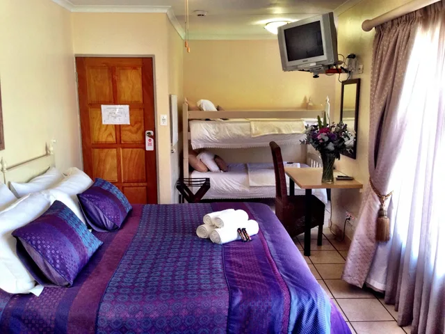 Family, Twin Beds, Pilgrims Delight 2/4