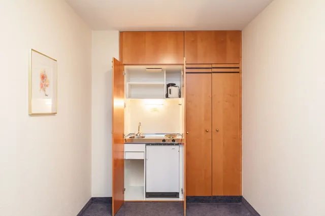 غرفة ثلاثية بسرير مزدوج مع أريكة بمطبخ صغير، acora Leipzig Living the City 9/9