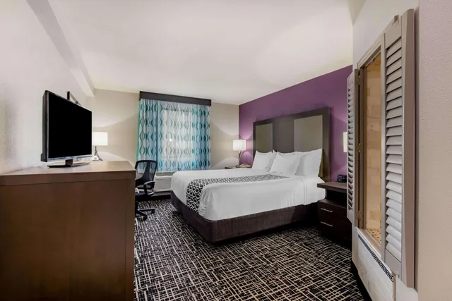 غرفة ديلوكس بسرير كينج، La Quinta Inn by Wyndham West Long Branch 6/8